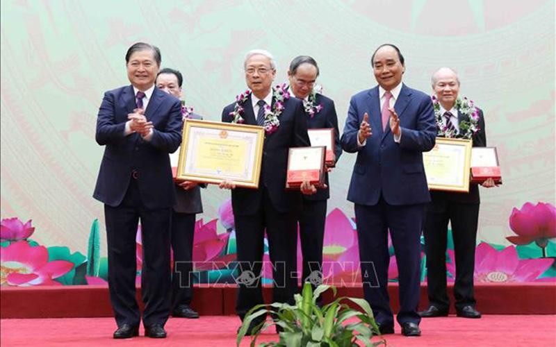 GS. TSKH Đỗ Trung Tá - Cố vấn Cao cấp của Hội Truyền thông số Việt Nam được vinh danh Trí thức Khoa học và Công nghệ tiêu biểu năm 2022 cùng 105 trí thức khác. GS. TSKH Đỗ Trung Tá - Cố vấn Cao cấp của Hội Truyền thông số Việt Nam được vinh danh Trí thức Khoa học và Công nghệ tiêu biểu năm 2022 cùng 105 trí thức khác.