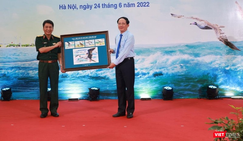 Thứ trưởng Phạm Anh Tuấn tặng quà đặc biệt cho Trung tâm Nhiệt đới Việt - Nga. Thứ trưởng Phạm Anh Tuấn tặng quà đặc biệt cho Trung tâm Nhiệt đới Việt - Nga.