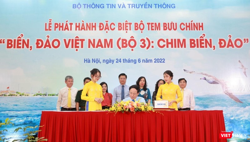 Thứ trưởng Pham Anh Tuan thực hiện nghi thức phát hành đặc biệt bộ tem “Biển, đảo Việt Nam: Chim biển, đảo”.