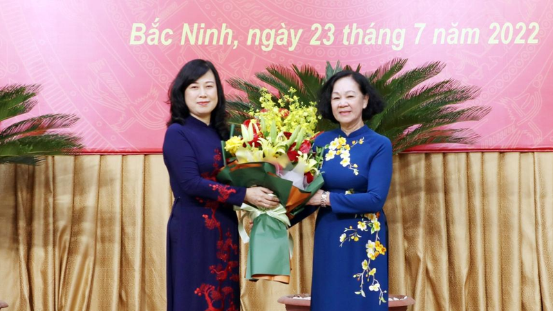 Trưởng Ban Tổ chức Trung ương Trương Thị Mai tặng hoa chúc mừng Quyền Bộ trưởng Bộ Y tế Đào Hồng Lan. Ảnh: UBND tỉnh Bắc Ninh. Trưởng Ban Tổ chức Trung ương Trương Thị Mai tặng hoa chúc mừng Quyền Bộ trưởng Bộ Y tế Đào Hồng Lan. Ảnh: UBND tỉnh Bắc Ninh.