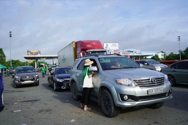 Ghi nhận tại điểm dán thẻ thu phí tự động VETC tại trạm Long Phước, rất đông xe tập trung ở đây để dán thẻ, nạp tiền và xử lý các sự cố khác. Ảnh: Báo Lao động.