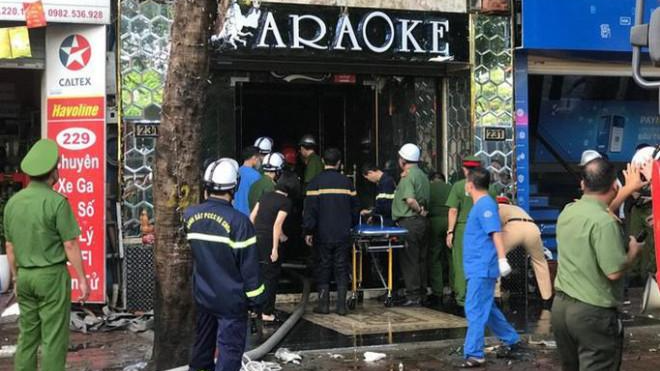 Lực lượng chức năng tham gia chữa cháy, cứu nạn cứu hộ trong vụ cháy quán karaoke ISIS.