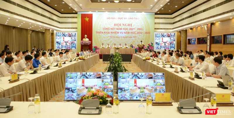 Hội nghị tổng kết năm học 2021-2022, triển khai nhiệm vụ năm học 2022-2023 diễn ra tại Hà Nội, kết nối trực tuyến với các tỉnh thành.