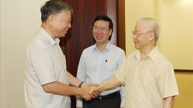 Tổng Bí thư Nguyễn Phú Trọng với các thành viên Ban Chỉ đạo dự phiên họp.