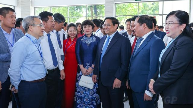 Thủ tướng trao đổi cùng các đại biểu tham dự hội nghị.