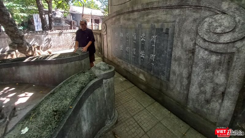 Tác giả tại khu mộ cụ Phạm ở chùa Vạn Phước (Huế).