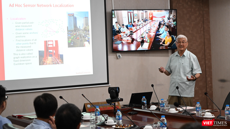 Giáo sư Yinyu Ye - Viện Kỹ thuật Tính toán và Toán học, Đại học Stanford - nói chuyện với cán bộ, giáo viên và học viên Học viện Công nghệ Bưu chính Viễn thông.