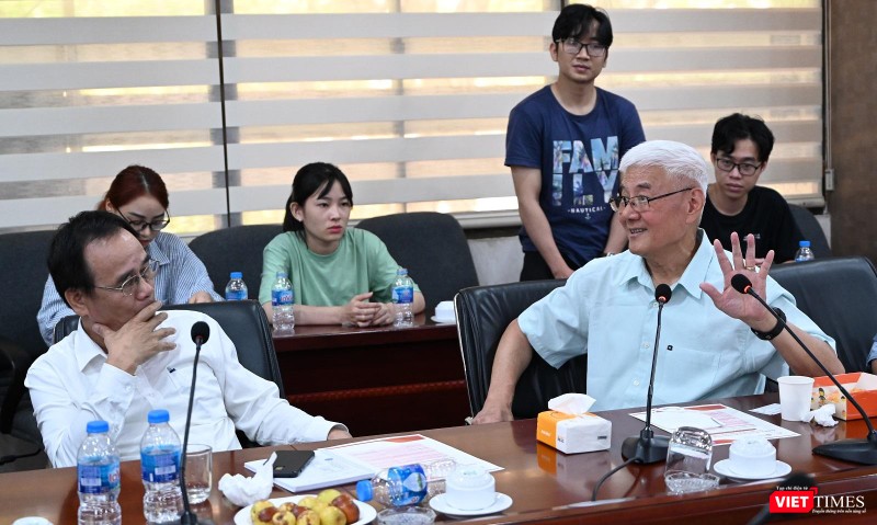 Giáo sư Yinyu Ye trao đổi với các cán bộ, học viên của Học viện.