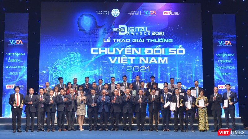 Giải thưởng Chuyển đổi số Việt Nam 2021 vinh danh 53 cơ quan nhà nước, đơn vị sự nghiệp, doanh nghiệp và cá nhân.