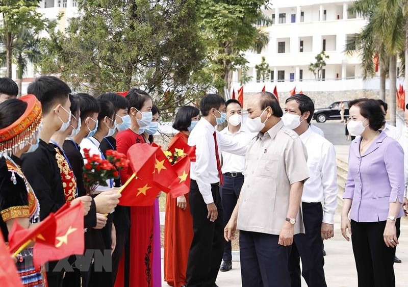 Chủ tịch nước Nguyễn Xuân Phúc và học sinh nhân ngày khai trường (ảnh tư liệu). Chủ tịch nước Nguyễn Xuân Phúc và học sinh nhân ngày khai trường (ảnh tư liệu).