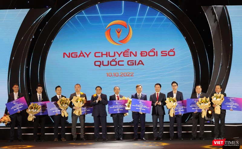 Thủ tướng Phạm Minh Chính và Bộ trưởng Bộ TT&TT Nguyễn Mạnh Hùng trao giải cho 5 đội xuất sắc nhất ở 5 hạng mục của cuộc thi Tm kiếm giải pháp chuyển đổi số quốc gia - Viet Solutions 2022 ngay trong chương trình Ngày chuyển đổi số quốc gia 10/10. Thủ tướng Phạm Minh Chính và Bộ trưởng Bộ TT&TT Nguyễn Mạnh Hùng trao giải cho 5 đội xuất sắc nhất ở 5 hạng mục của cuộc thi Tm kiếm giải pháp chuyển đổi số quốc gia - Viet Solutions 2022 ngay trong chương trình Ngày chuyển đổi số quốc gia 10/10.