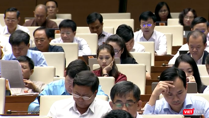 Các ĐBQH nghe trình bày Tờ trình về dự án Luật Giao dịch điện tử sửa đổi và Báo cáo thẩm tra. Các ĐBQH nghe trình bày Tờ trình về dự án Luật Giao dịch điện tử sửa đổi và Báo cáo thẩm tra.