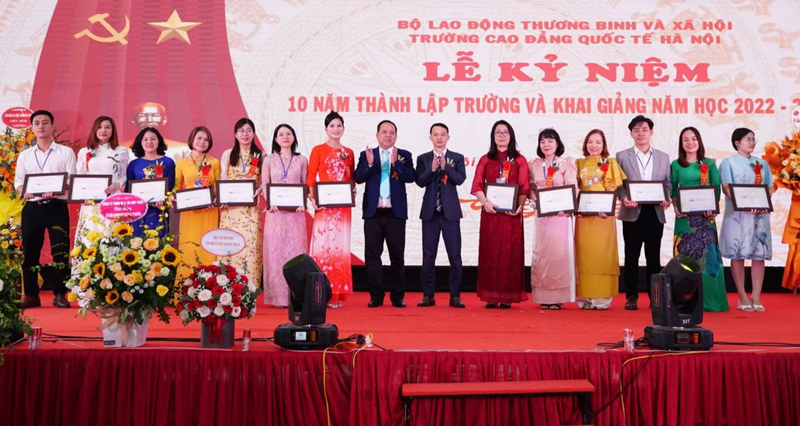 Lãnh đạo nhà trường trao tặng giấy khen cho cán bộ, giảng viên hoàn thành xuất sắc nhiệm vụ Lãnh đạo nhà trường trao tặng giấy khen cho cán bộ, giảng viên hoàn thành xuất sắc nhiệm vụ