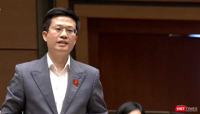 Đại biểu Đỗ Chí Nghĩa (Phú Yên) chất vấn Bộ trưởng Nguyễn Mạnh Hùng.