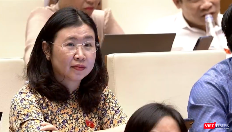 ĐH Lê Thị Song An theo dõi phần nội dung trả lời chất vấn của Bộ trưởng Nguyễn Mạnh Hùng.