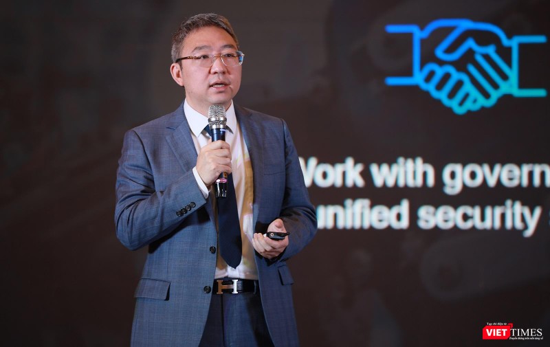 Ông Fang Yu cho rằng, các nước cần chủ động phối hợp, chia sẻ kinh nghiệm về chuyển đổi số, về bảo mật thì mới có thể vượt qua những thách thức về an ninh mạng. Ông Fang Yu cho rằng, các nước cần chủ động phối hợp, chia sẻ kinh nghiệm về chuyển đổi số, về bảo mật thì mới có thể vượt qua những thách thức về an ninh mạng.