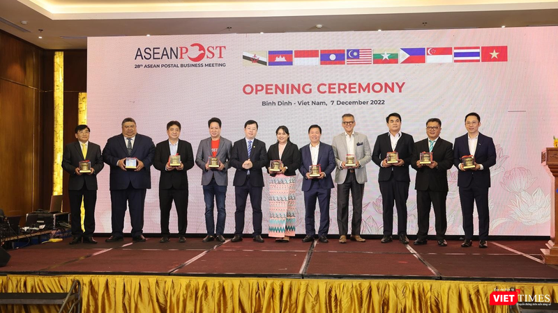 Đại diện Bộ Thông tin và Truyền thông trao quà kỷ niệm tặng đại biểu các nước dự hội nghị. Đại diện Bộ Thông tin và Truyền thông trao quà kỷ niệm tặng đại biểu các nước dự hội nghị.