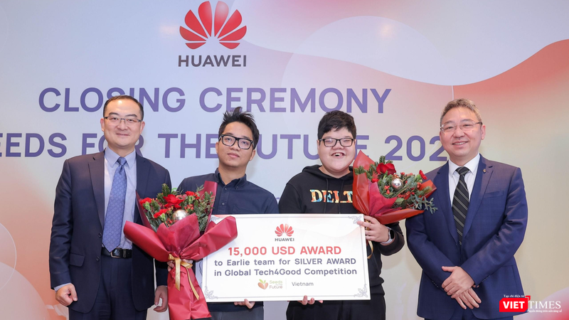 Ông David Wei – CEO Huawei Việt Nam (trái) trao giải cho Sinh viên tài năng Tech4Good 2021