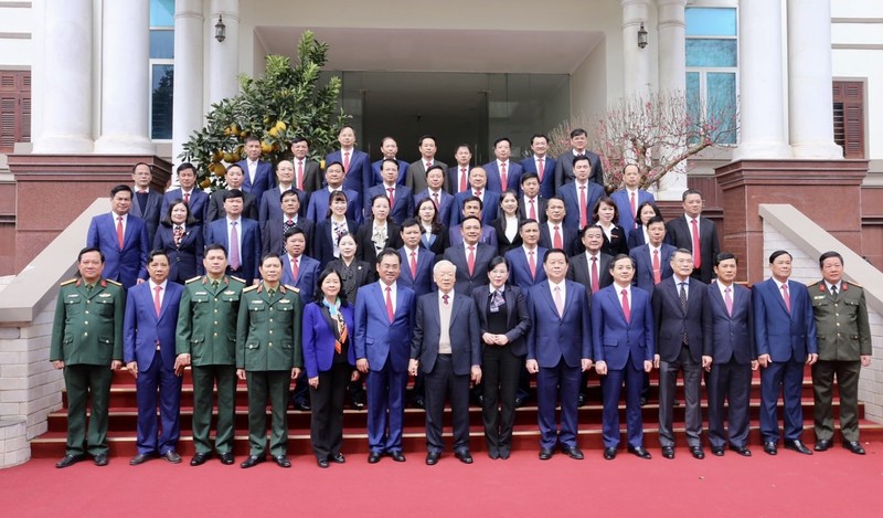 Tổng Bí thư Nguyễn Phú Trọng chụp ảnh lưu niệm với các cán bộ lãnh đạo của tỉnh Thái Nguyên