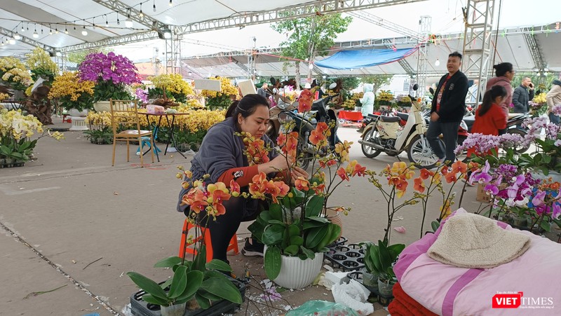 Các tiểu thương sẵn sàng dành thời gian trang bình hoa theo yêu cầu của khách.