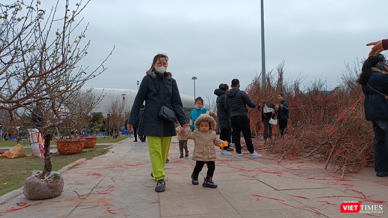 Hội hoa xuân Hạ Long 2023 còn là điểm check in, chụp ảnh, điểm vui chơi của người dân.