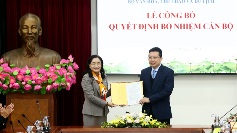Thứ trưởng Trịnh Thị Thủy trao quyết định bổ nhiệm cho tân Tổng Biên tập Nguyễn Anh Vũ. Ảnh: Báo Văn hóa