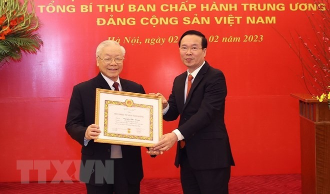 Ông Võ Văn Thưởng, Ủy viên Bộ Chính trị, Thường trực Ban Bí thư trao Huy hiệu 55 năm tuổi Đảng tặng Tổng Bí thư Nguyễn Phú Trọng. (Ảnh: Trí Dũng/TTXVN)