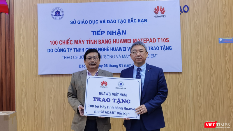 Huawei Việt Nam trao tặng 100 bộ máy tính bảng cho Sở Giáo dục &amp; Đào tạo tỉnh Bắc Kạn.