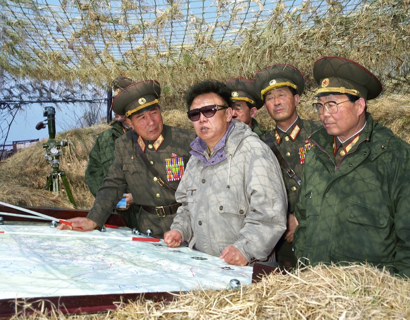 Nhà lãnh đạo Kim Jong Il tìm hiểu về tình hình quân sự tại trạm chỉ huy hồi tháng 4/1997