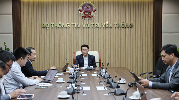 Bộ trưởng Bộ TT&amp;TT Nguyễn Mạnh Hùng chủ trì cuộc họp với các doanh nghiệp viễn thông để xử lý sự cố đứt cáp quang biển, đảm bảo kết nối của Việt Nam đi quốc tế. Ảnh: Lê Anh Dũng.