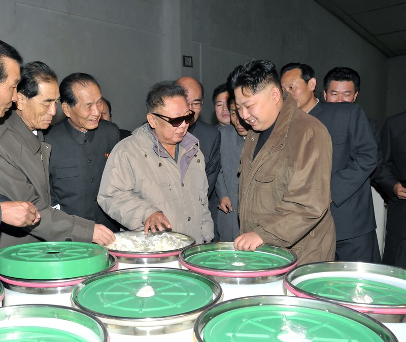 Hai Nhà Lãnh đạo Kim Jong Il và Kim Jong Un chỉ đạo tại chỗ Tổ hợp Vinalon 2.8 (tháng 10 năm 2011)...