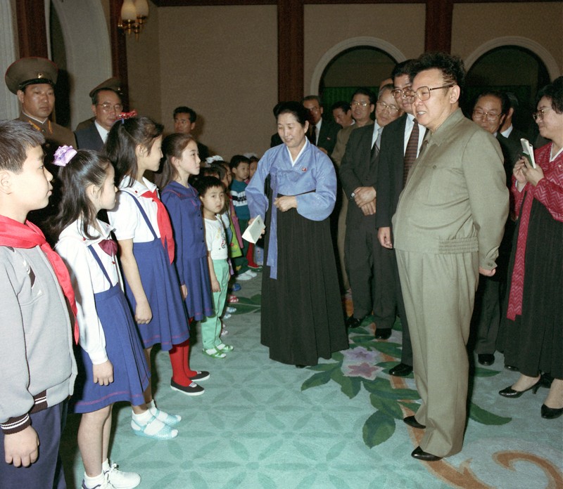Nhà Lãnh đạo Kim Jong Il quan tâm các cháu thiếu niên, nhi đồng. Ông xem và duyệt quần áo để tặng cho các cháu mẫu giáo và học sinh (tháng 4 năm 1992)