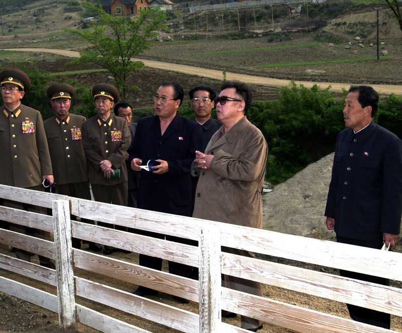 Nhà Lãnh đạo Kim Jong Il chỉ đạo tại chỗ Trại nuôi dê thanh niên thành phố Hamhung (tháng 5 năm 2001)