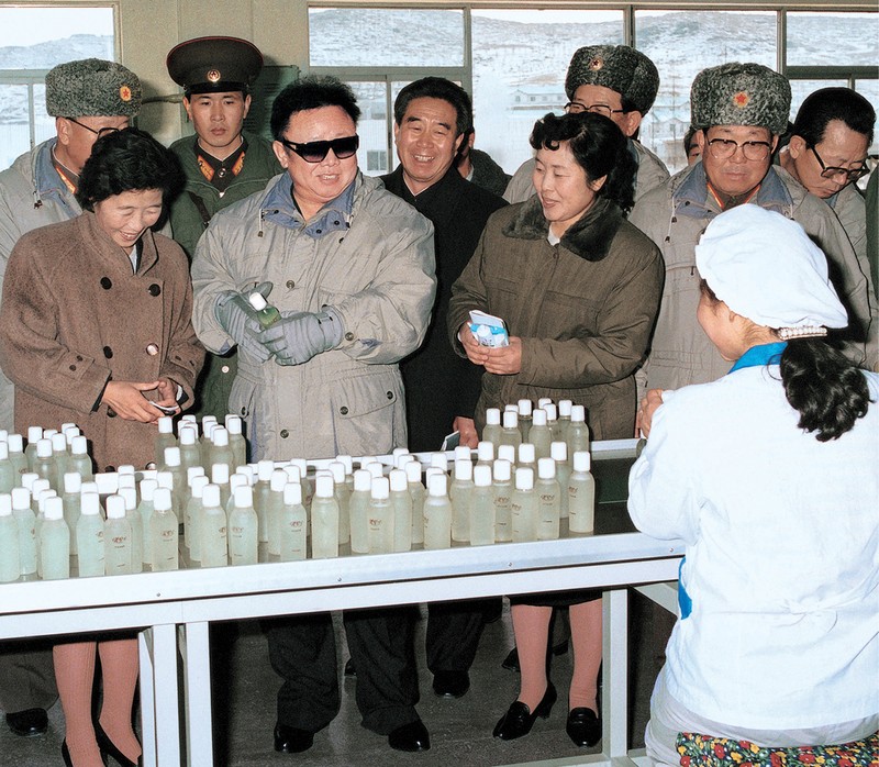 Nhà Lãnh đạo Kim Jong Il chỉ đạo tại chỗ Nhà máy Mỹ phẩm Sinuiju