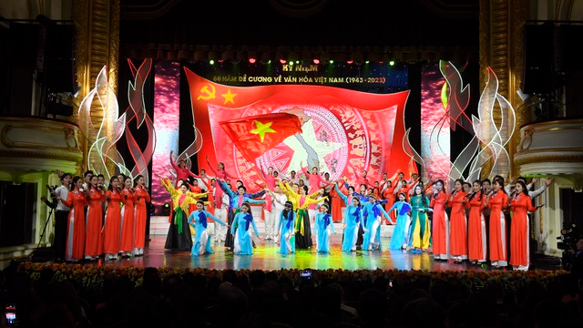 Bằng ngôn ngữ nghệ thuật, các nghệ sĩ đã tái hiện, khẳng định những dấu ấn lịch sử và sức lan tỏa của Đề cương về văn hóa trong suốt chặng đường 80 năm qua. Ảnh: VGP. Bằng ngôn ngữ nghệ thuật, các nghệ sĩ đã tái hiện, khẳng định những dấu ấn lịch sử và sức lan tỏa của Đề cương về văn hóa trong suốt chặng đường 80 năm qua. Ảnh: VGP.