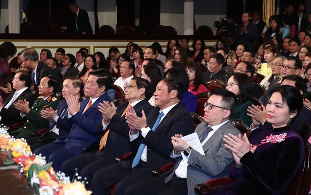 Chương trình nghệ thuật "Những dấu ấn lịch sử" có sự tham gia của lãnh đạo Đảng, Nhà nước, các bộ, ban ngành, địa phương. Ảnh: VGP. Chương trình nghệ thuật "Những dấu ấn lịch sử" có sự tham gia của lãnh đạo Đảng, Nhà nước, các bộ, ban ngành, địa phương. Ảnh: VGP.