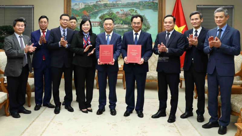 Phó Thủ tướng Trần Lưu Quang cùng lãnh đạo các bộ, ngành đã chứng kiến lãnh đạo tỉnh Thái Nguyên và đại diện nhà đầu tư trao biên bản ghi nhớ hợp tác đã ký ngày 7/3 tại tỉnh Thái Nguyên. Phó Thủ tướng Trần Lưu Quang cùng lãnh đạo các bộ, ngành đã chứng kiến lãnh đạo tỉnh Thái Nguyên và đại diện nhà đầu tư trao biên bản ghi nhớ hợp tác đã ký ngày 7/3 tại tỉnh Thái Nguyên.