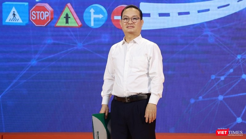 Ông Dương Anh Tuấn – tác giả Giải pháp bỏ đèn đỏ và tổ chức phân luồng giao thông đường bộ tại Thủ đô Hà Nội, TP Hồ Chí Minh. Ông Dương Anh Tuấn – tác giả Giải pháp bỏ đèn đỏ và tổ chức phân luồng giao thông đường bộ tại Thủ đô Hà Nội, TP Hồ Chí Minh.