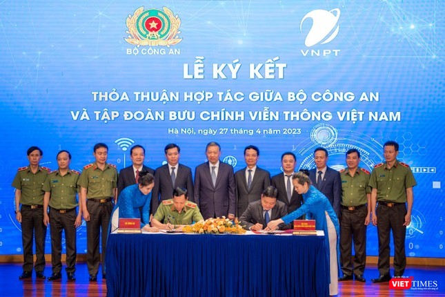 Đại diện Bộ Công an và đại diện VNPT ký thỏa thuận hợp tác.