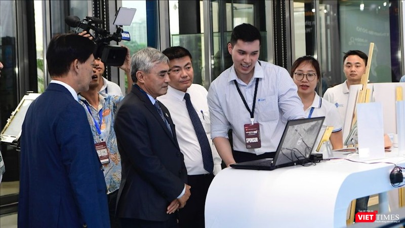 vt_Khách tham quan khu trình diễn của VNPT.jpg