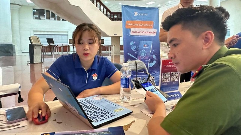 VNPT phối hợp cùng Bộ Công An triển khai cấp CCCD, kích hoạt định danh điện tử và cung cấp dịch vụ VNPT SmartCA tại ĐH Bách khoa Hà Nội