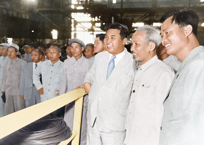 Chủ tịch Kim Nhật Thành và Chủ tịch Hồ Chí Minh tới thăm Xí nghiệp Luyện thép Kangson.jpg