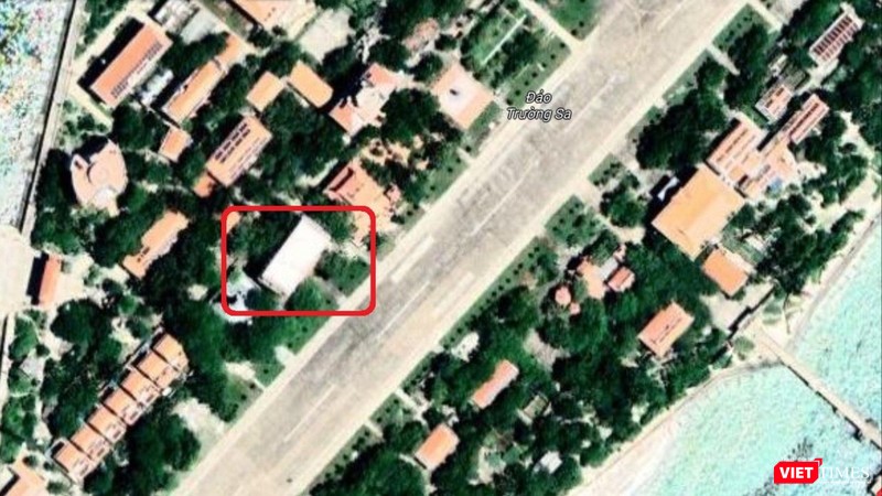 Cho đến tối nay (11/7), trên ứng dụng Google Map, hình ảnh lá quốc kỳ chưa xuất hiện trở lại trên nhà hội trường đảo Trường Sa Lớn.