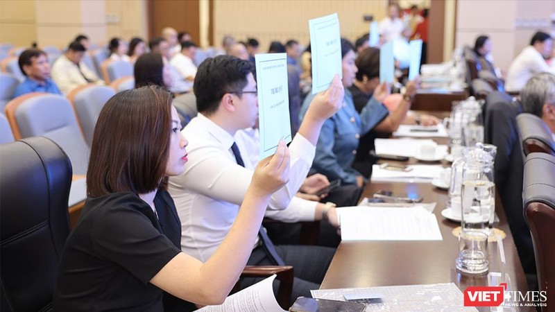 Các đại biểu biểu quyết.JPG