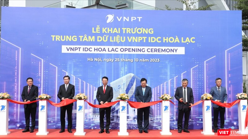 vt_Các đại biểu thực hiện nghi thức khai trương VNPT IDC Hòa Lạc.jpg