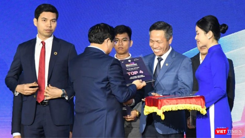 Chủ tịch Tập đoàn VNPT Tô Dũng Thái nhận danh hiệu top 4 giải pháp xuất sắc nhất của Chương trình Thách thức đổi mới sáng tạo Việt Nam năm 2023 cho Giải pháp OneSME do Thủ tướng Chính phủ trao tặng.