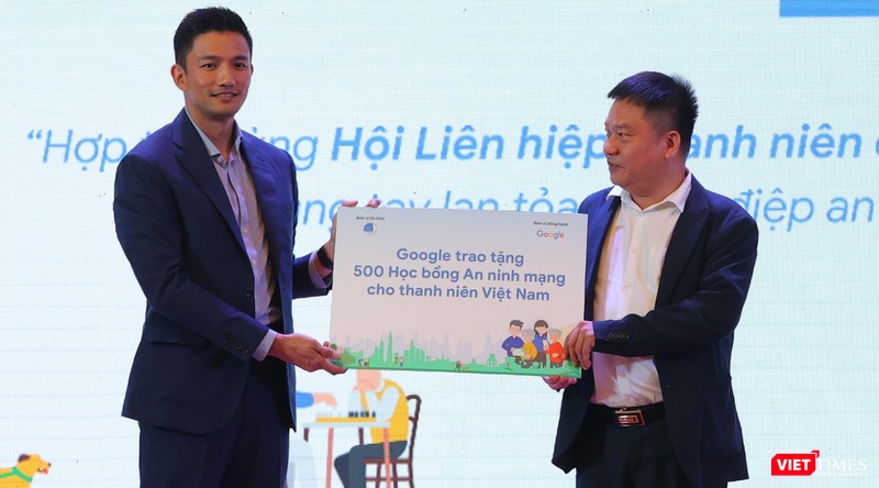 vt_9. Đại diện Google trao 500 học bổng An Ninh Mạng cho đại diện Hội liên hiệp Thanh niên Việt Nam.JPG