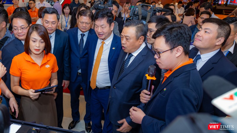 Chủ tịch FPT Trương Gia Bình, Chủ tịch UBND TP. Hà Nội Trần Sỹ Thanh cùng lãnh đạo các bộ ngành trao đổi về giải pháp xây dựng thành phố thông minh.