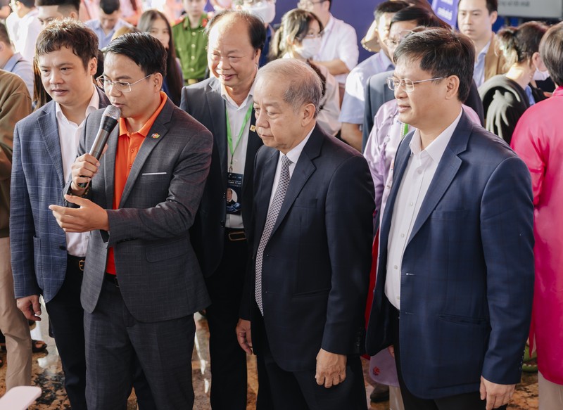 Đại diện FPT giới thiệu hệ sinh thái chuyển đổi số toàn diện - Made by FPT tại sự kiện..JPG