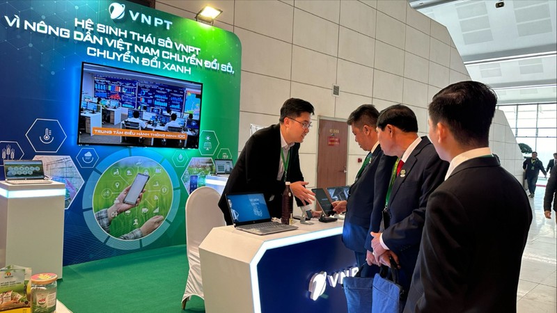 Đại diện VNPT giới thiệu về các tính năng của App Nông dân Việt Nam giúp tối ưu công tác quản lý hội viên trên toàn quốc một cách hiệu quả.